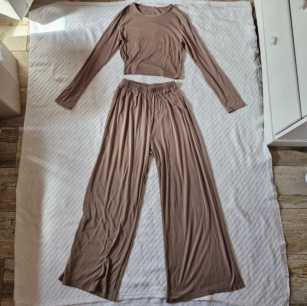 Two-Piece Wide Leg Pant/ Long Sleeve Crop Top Lounge Set in Light Brown Sz Small
